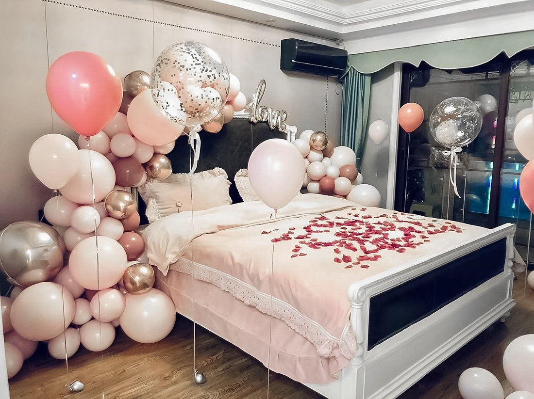 简单又漂亮男方卧室婚房气球布置