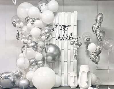 💑婚礼合影区💍银白色纯洁小景气球布置💕