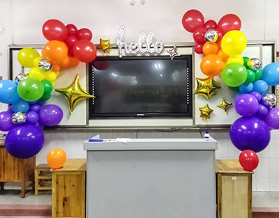 六一儿童节小学教室里的彩虹气球布置