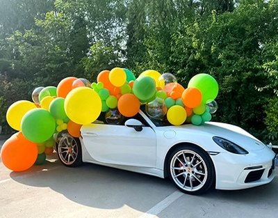 小跑Poesche汽车的黄绿橙色气球装饰布置